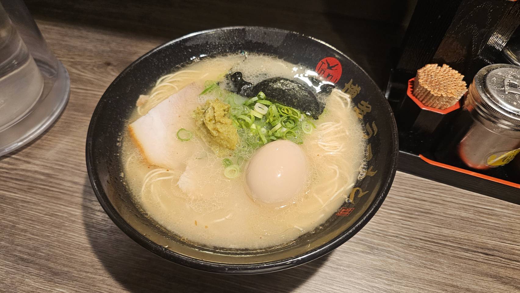 博多ラーメン つる 名物 博多らーめん(濃厚豚骨・チャーシュー・味玉・ねぎ・海苔)