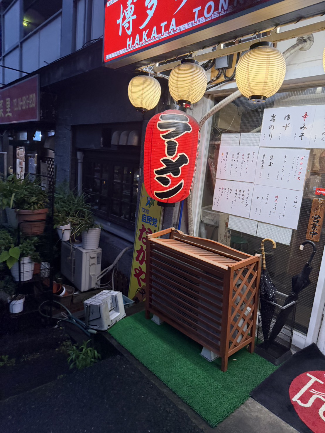 博多ラーメン つる 入口(Tsuruロゴマット・営業時間案内)